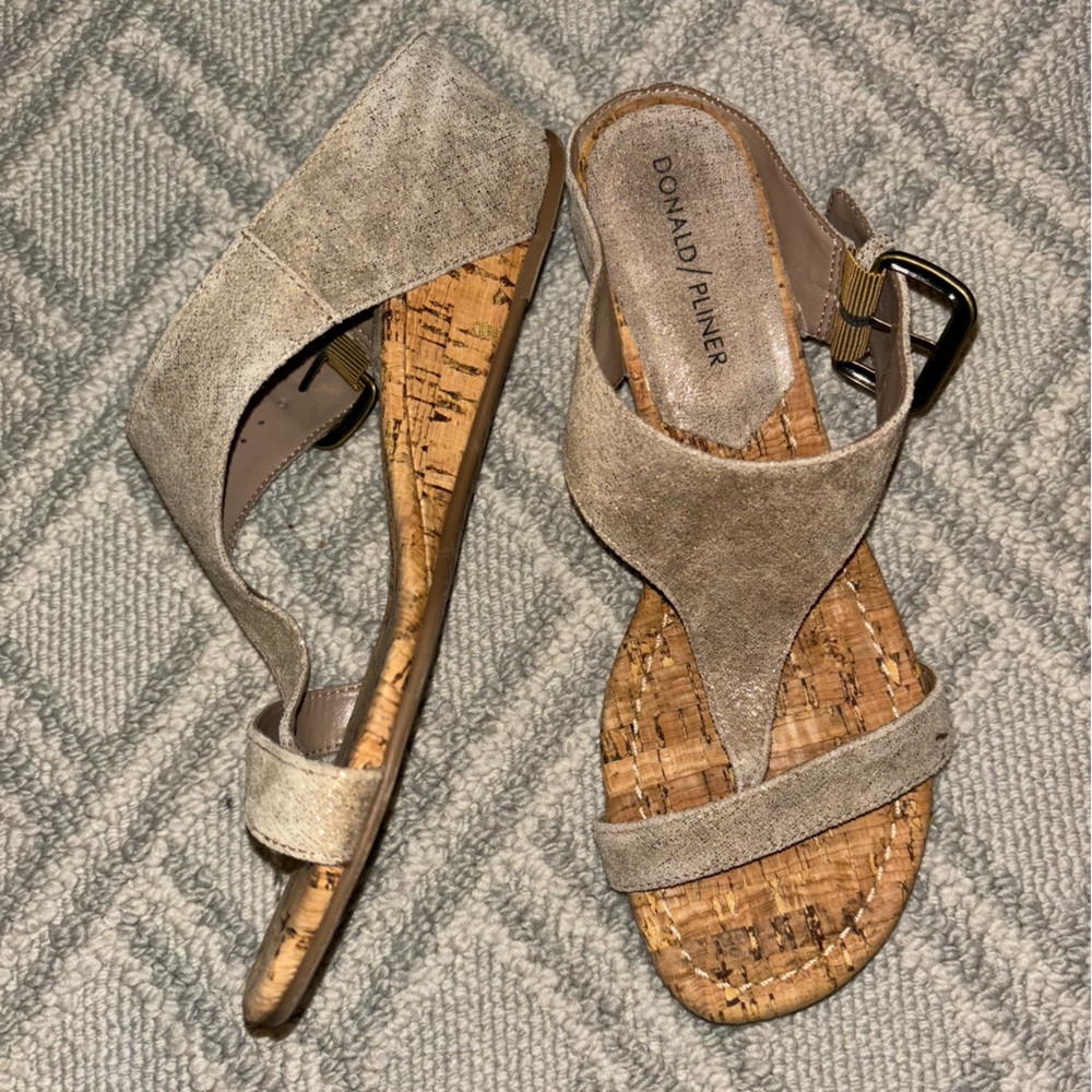 Donald J. Pliner gold neutral metallic thong sandals cork low wedge size 6.5